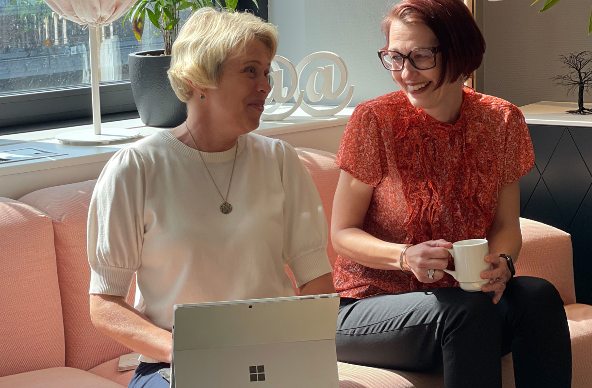 Samtal vid dator i soffan hos Lexicon Interactive