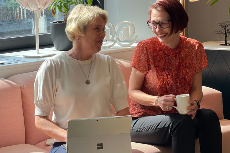 Samtal vid dator i soffan hos Lexicon Interactive