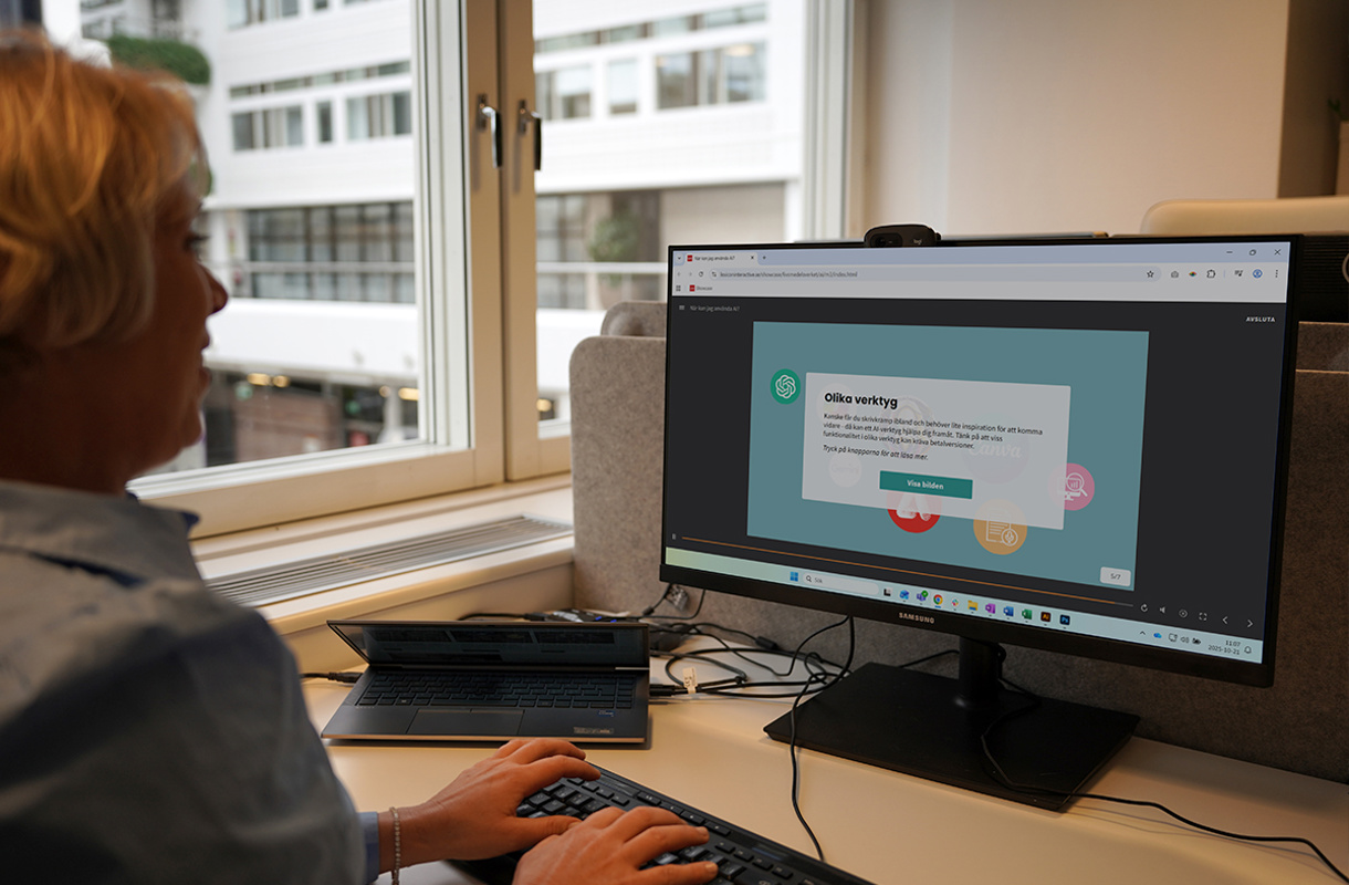 Tjej framför dator tittar på en e-learning gjord i Rise