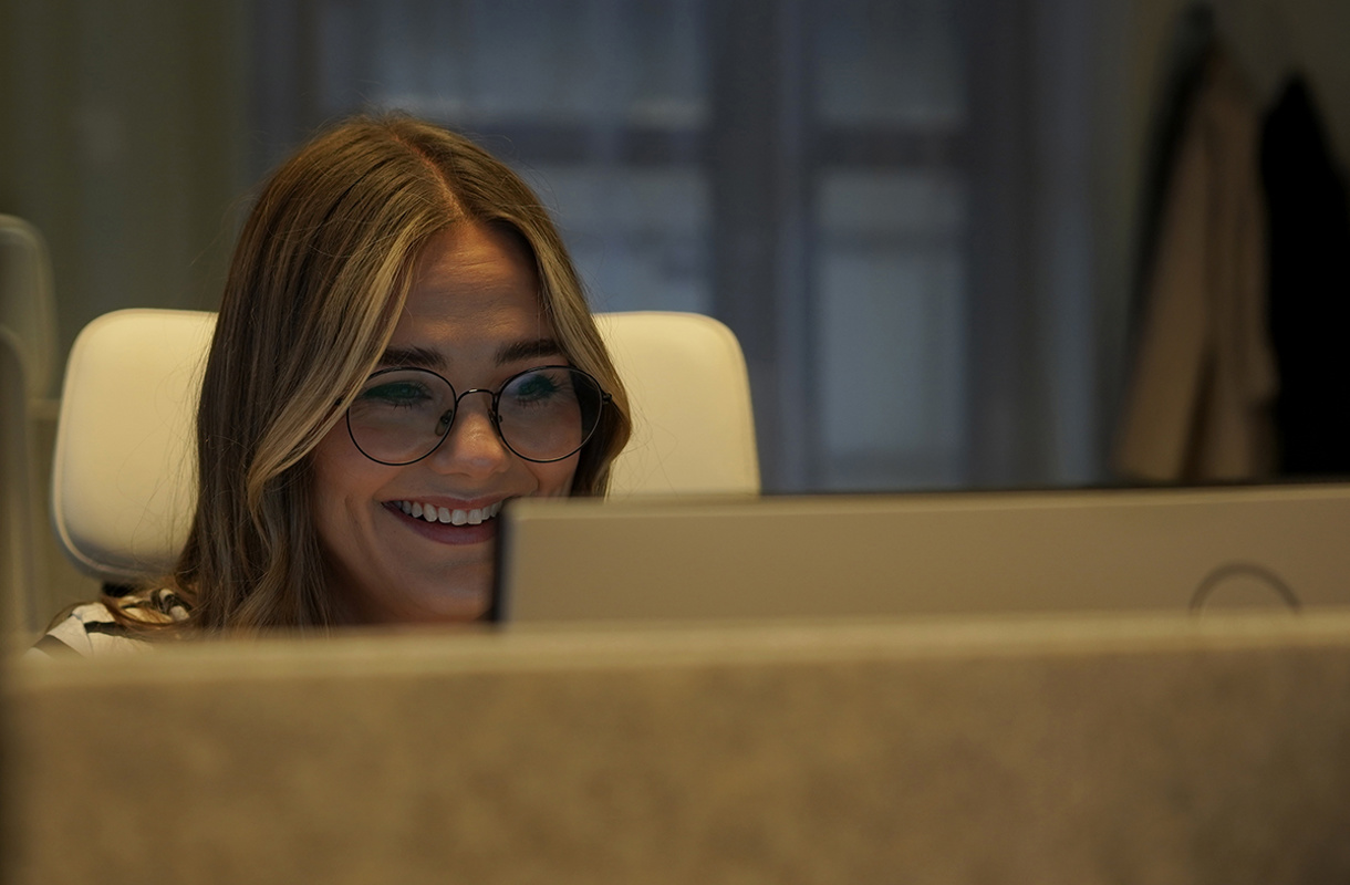 Skrattande tjej bakom skärm