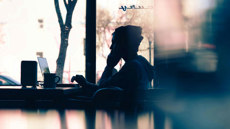 Studerande på ett café i motljus