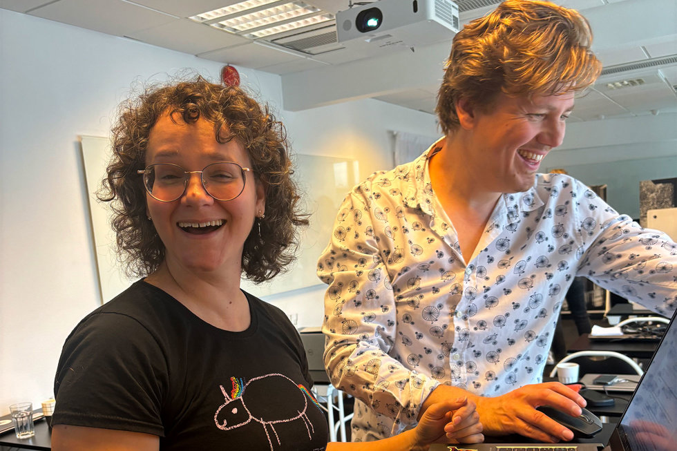 Glada peppiga medarbetare samarbetar