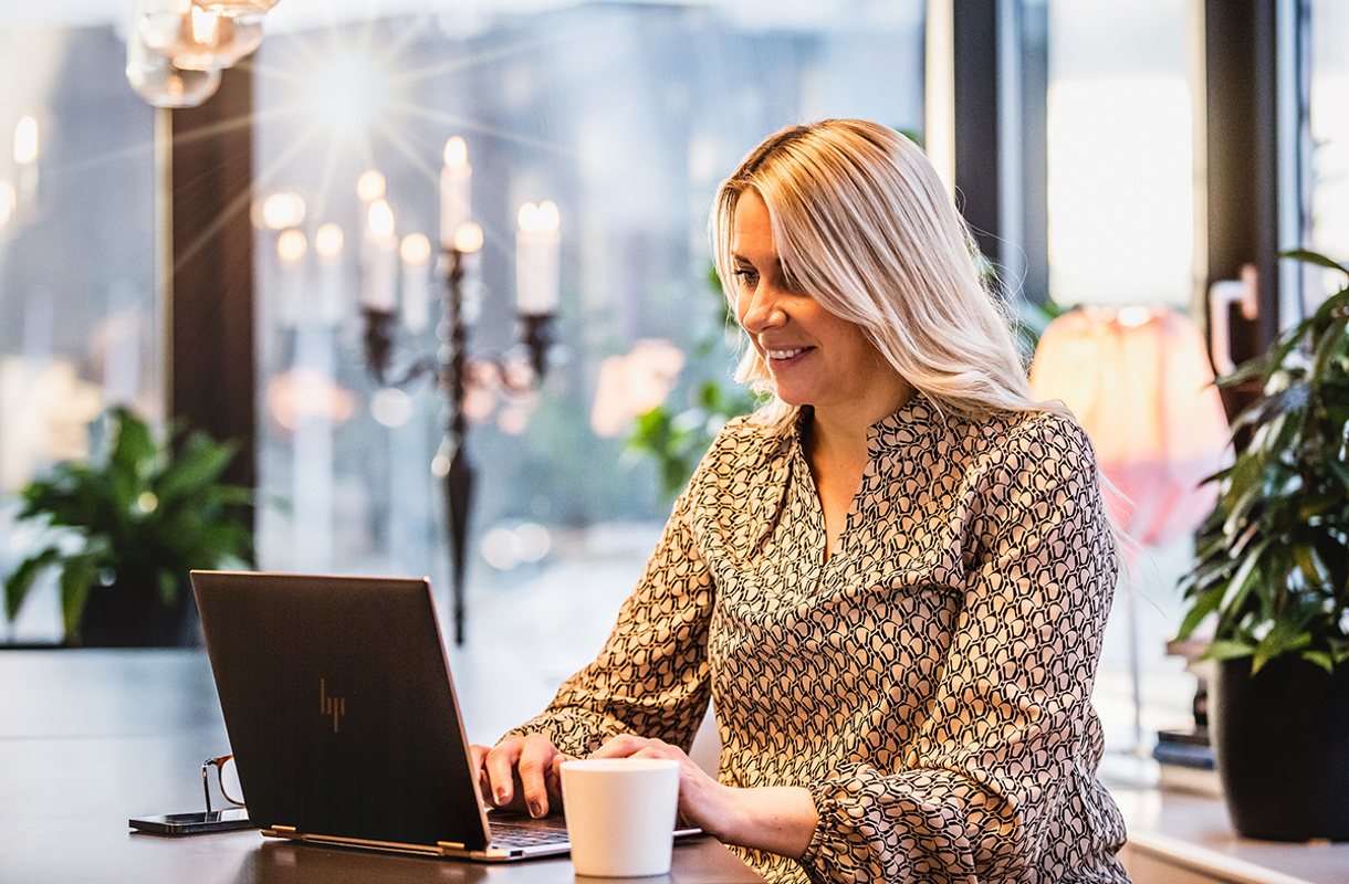 Tjej i loungen vid dator