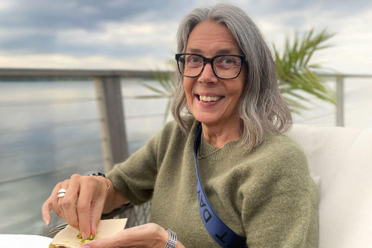 Hélène på Lexicon Interative äter nötter
