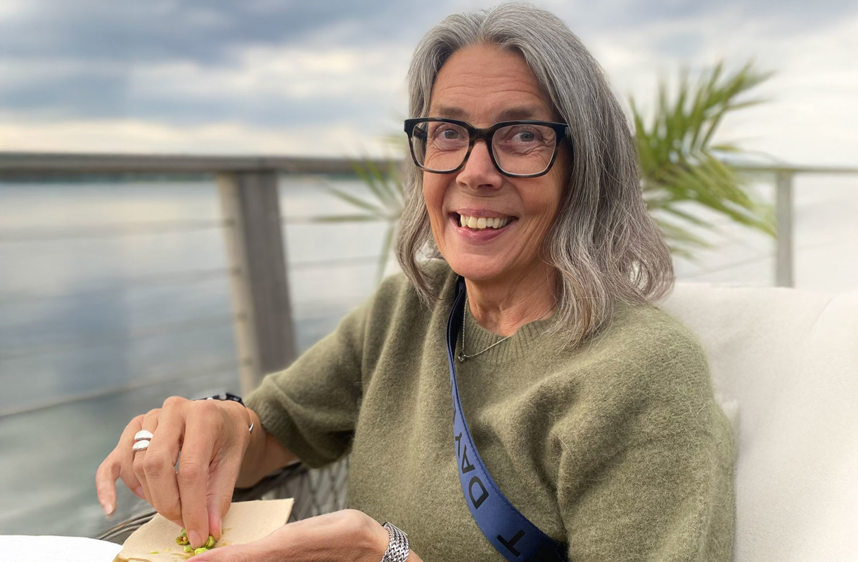 Hélène på Lexicon Interative äter nötter