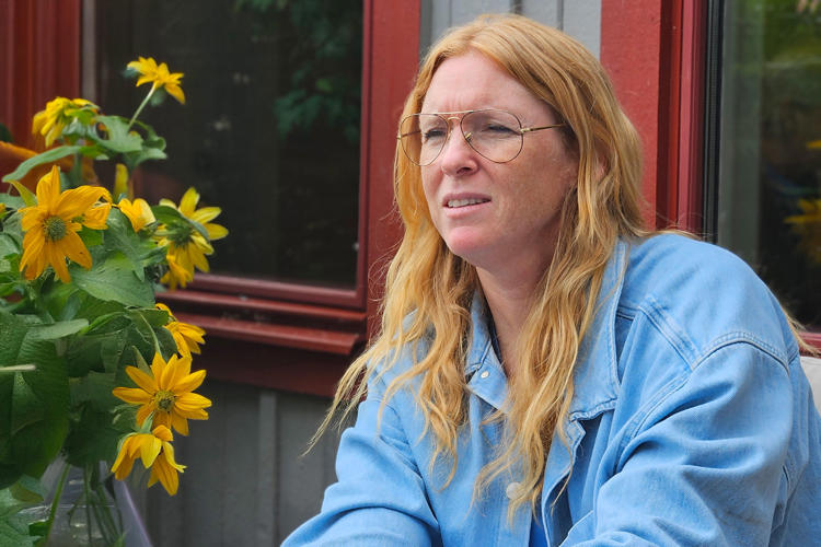 Jenny på Lexicon Interactive vid en stor bukett gula blommor