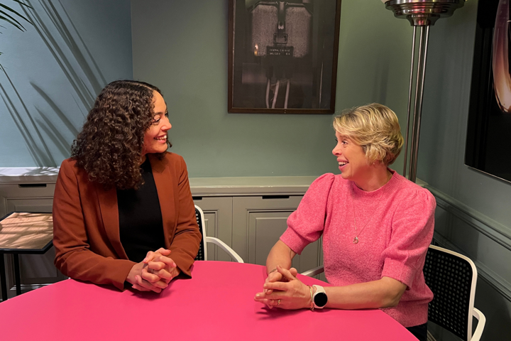 Två tjejer i samtal; Att mäta effekt av lärande